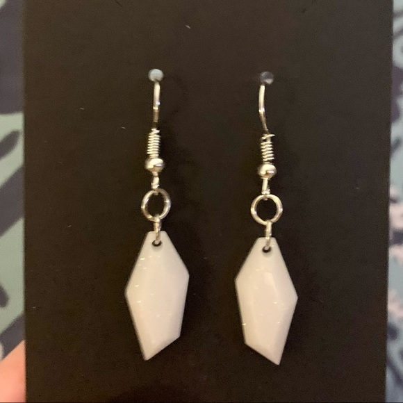 BeachTiff White Resin Fun Earrings - Picture 1 of 2